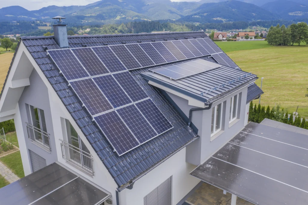 Free photo aerial view of a private house with solar panels on the roof